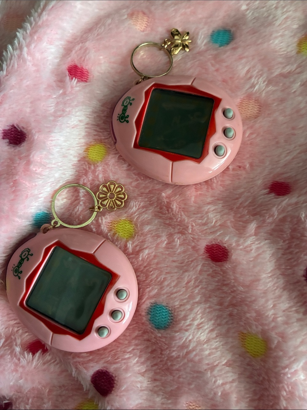 2004 Bandai Tamagotchi Plus (Tamagotchi Connection V1) w/Gold Key Rings & Charms